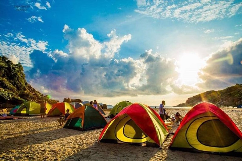 Cắm trại và đón những tia nắng đầu tiên trên bãi biển hẳn là một kỷ niệm đáng nhớ