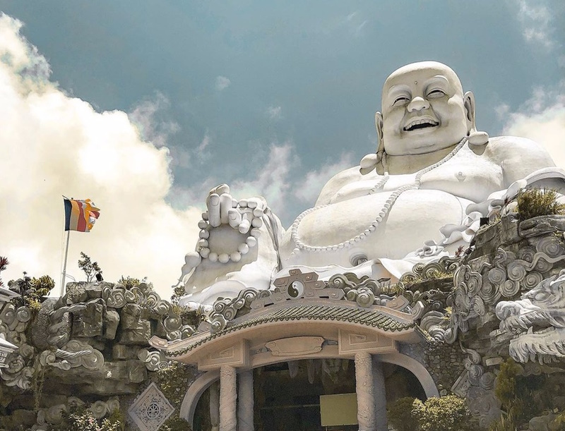 Chùa Phật Lớn (An Giang): Được xây dựng trên diện tích hơn 13.000 m2 thuộc khu du lịch núi Cấm, cạnh bờ hồ Thủy Liêm thơ mộng, chùa Phật Lớn là ngôi chùa cổ có niên đại gần 200 năm.