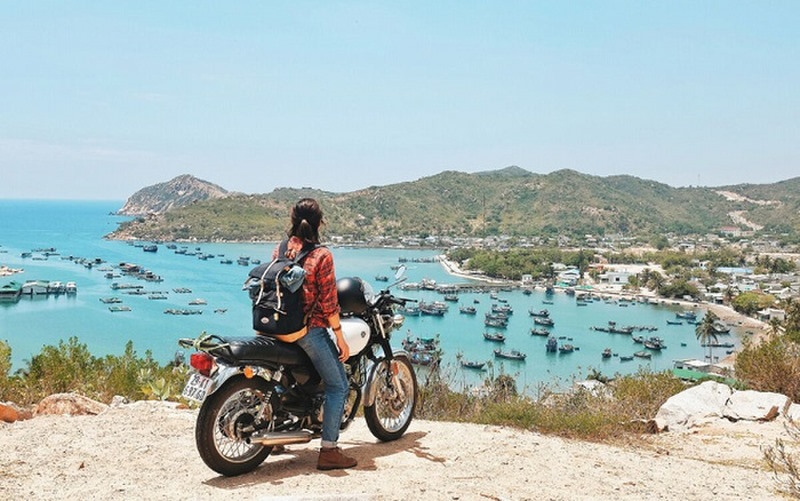 Đến Làng chài Hàm Ninh bằng xe máy, bạn có thể được hòa mình và tận hưởng thiên nhiên với mọi giác quan.