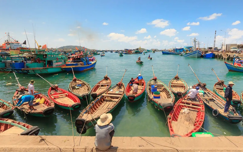 Khung cảnh thuyền ghe tấp nập tại làng chài Hàm Ninh, Phú Quốc