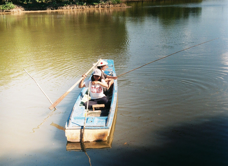 Du khách trải nghiệm câu Cá trên sông nước Cà Mau